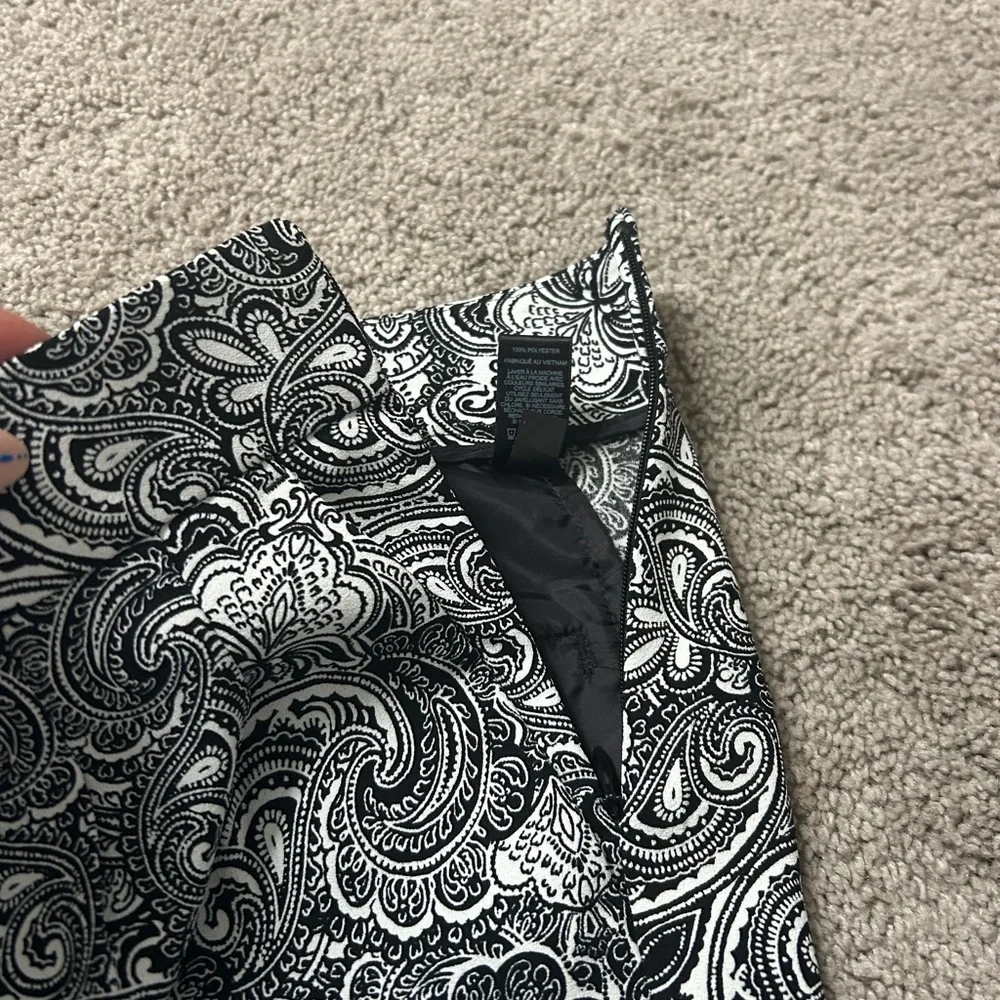 Women's Express Black White Paisley Pleated Tailored Cuffed Dress Short Shorts 6